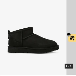 Svarta UGG Boots W Classic Mini - Säljer ett par svarta UGG Boots W Classic Mini i mycket bra skick. De är superbekväma och perfekta för kalla dagar. Gjorda i skinn med en mjuk insida som håller fötterna varma. Passar perfekt till både vardag och mysiga vinterkvällar. Skriv för mer info eller bilder! Det är inte ultra mini så dom är typ 1cm bägge vid vristen bara men hittar ingen sådan bild någonstans ! Sulan är lite nedslipad på ena skon då de kan bli så när man går med de! Skickar gärna bild på de! Bara o skriva ❄️☃️