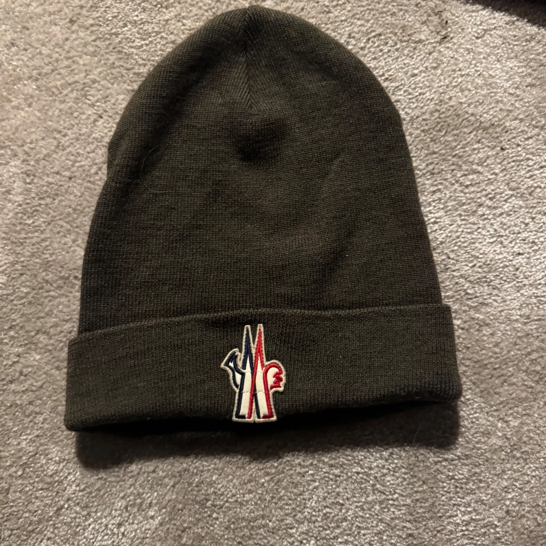 Mörkgrön stickad mössa från Moncler