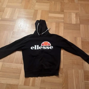 Svart hoodie från Ellesse - Snygg o simpel hoodie, bra skick knappt använd