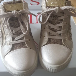 Dam Skor - Jag säljer mina fina ett par snygga guess skor använd 1gång  ej smutsig inga skador , Stolek 36 vid köp medföljer box,  Hör gärna av dig vid intresse,,,,,