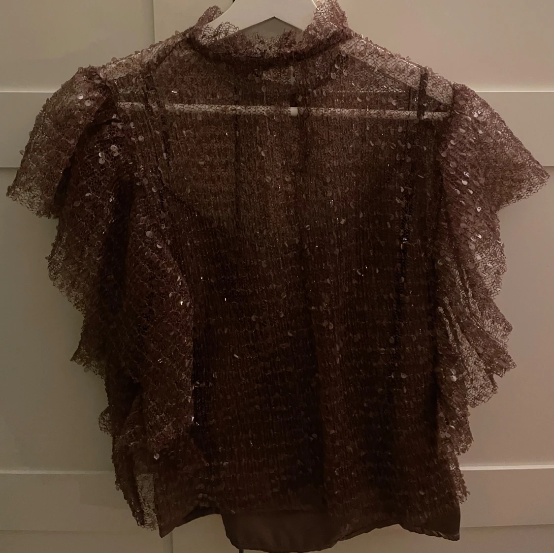 Glittrig mörklila blus från Zara - 90