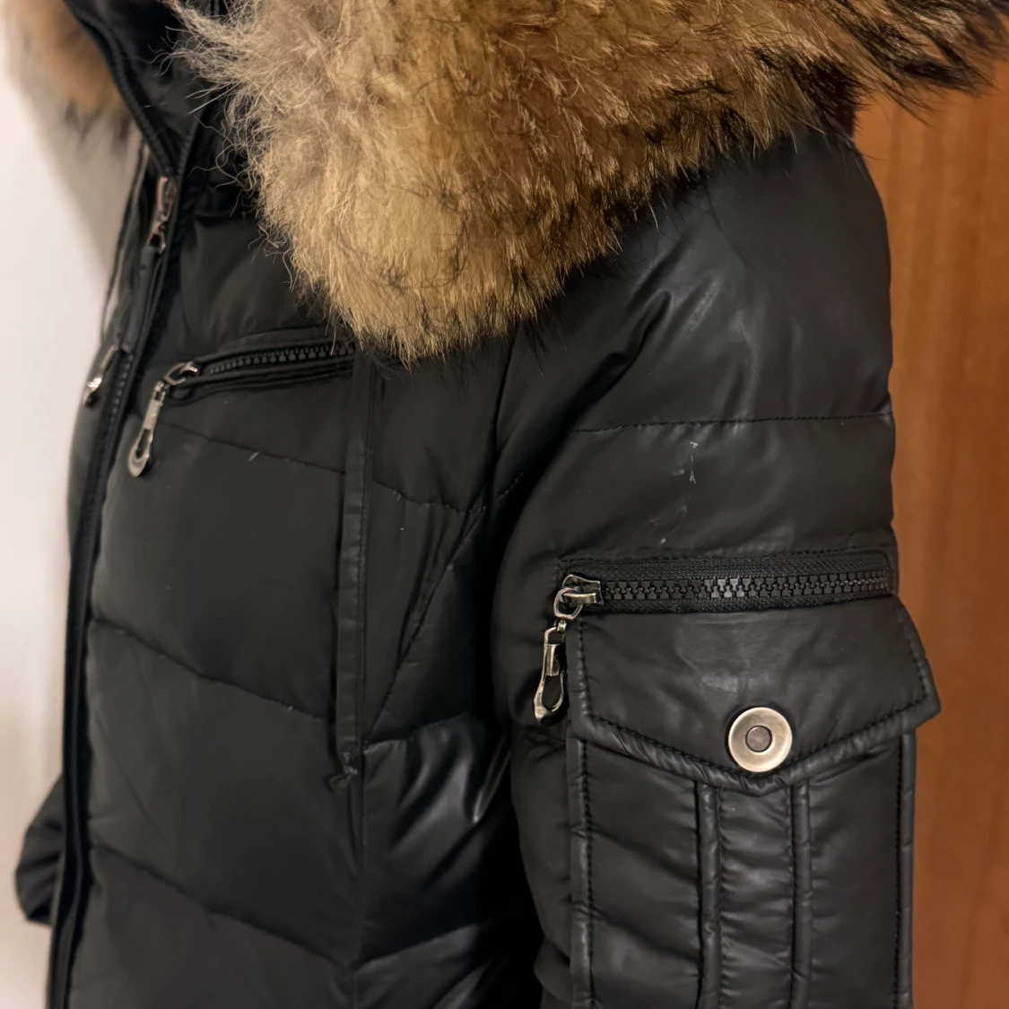 Svart dunjacka med pälskrage - 90