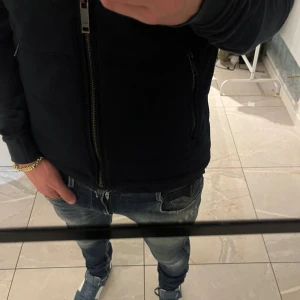 Väst zara  - Hej, säljer denna tvärfeta västen från Zara. Cardigan material. Ny pris 599, mitt pris 249