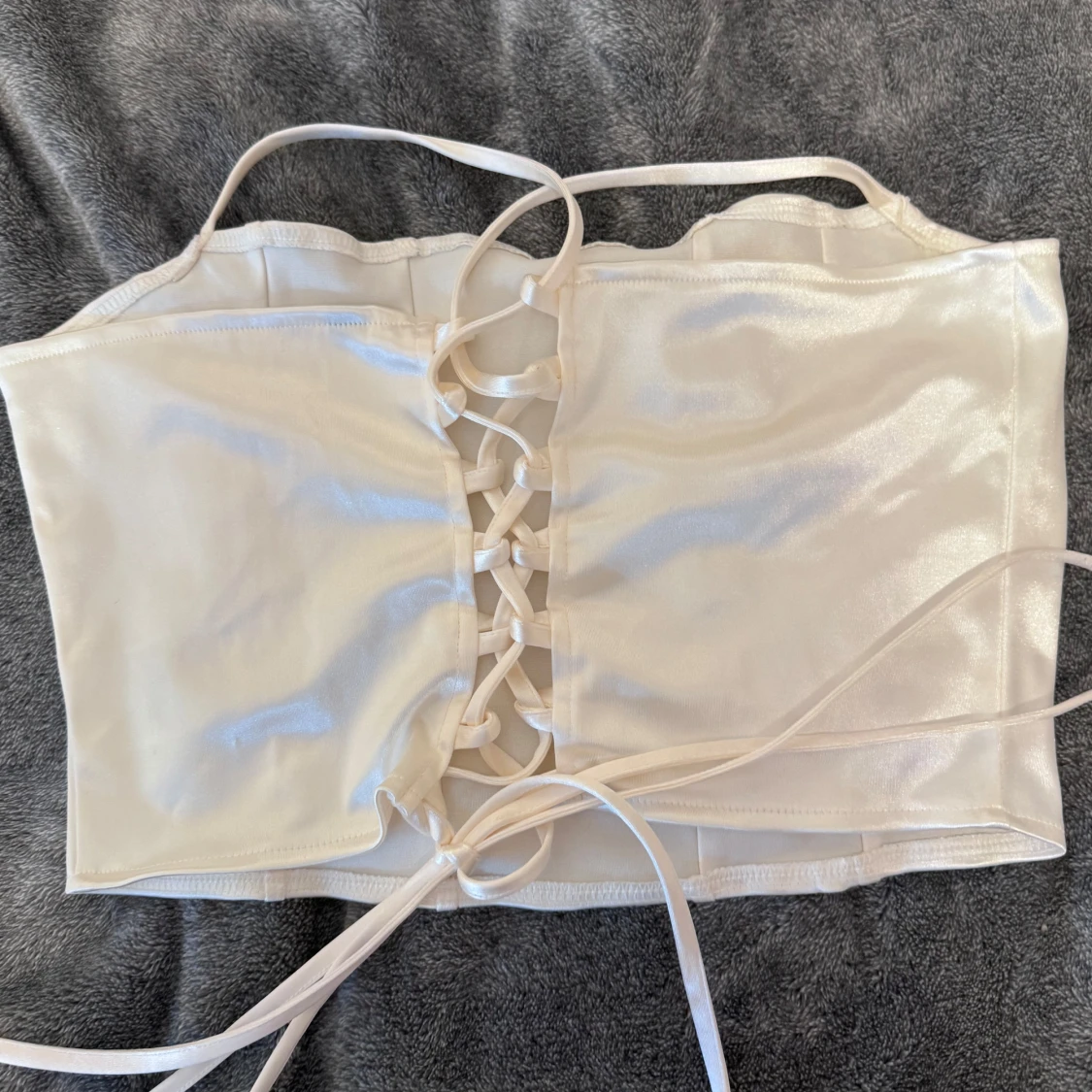 Vit croptop i faux siden - 91