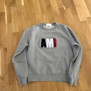 Ami paris sweatshirt - Säljer nu min ami paris hoodie i nyskick Nypris 2499 Mitt pris 999 Använd några få gånger men passade inte jättebra på mig Hör av er vid frågor! 😊