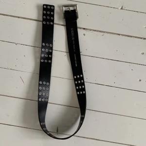 Hål bälte - Säljer ett svart läder bälte med silver hål i💕 det är 3x4 i varje hål område occj det är 6 stycken. Bältet är 75 i omkrets