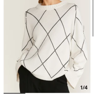 Stylin stickad tröja  - Jätte fin stickad tröja i hög kvalitet, ny pris 3500kr💕