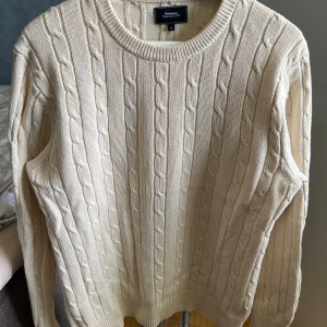 Tröja från boomerang - Vit tröja från boomerang i storlek medium. Både vardags tröja men även vid speciella tillfällen. 