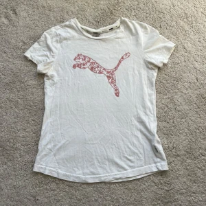 Puma tröja - Skriv om ni har frågor🫶tröjan är i vanligt bomulls material