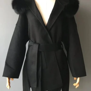  Svart kappa med päls  - Säljer en elegant svart kappa med en lyxig ÄKTA pälsdetalj runt kragen. Den har långa ärmar och ett bälte i midjan för en snygg passform. Perfekt för hösten (PRIS KAN DISKUTERAS) 