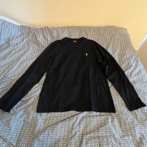 Ralph lauren - Långärmad tröja från ralph lauren. Har aldrig använt den så i orginalskick. Färg svart, storlek M. 