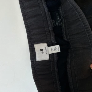 Svarta mjukisbyxor från H&M - Säljer ett par svarta mjukisbyxor från H&M i storlek L. De är ganska nya, De är superbekväma med elastisk midja och dragsko för perfekt passform. Perfekta för en chill dag hemma eller en snabb tur till affären. 🖤