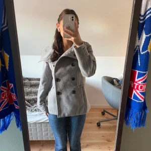 Grå kappa  - En jättefin kappa i st 36 som knapp har använts. Det har inte heller några skador och är varm nu inför hösten 💕