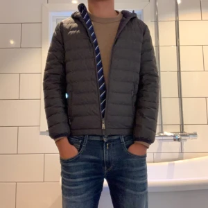 Ralph Lauren Jacka - Nu är det dags för denna otroligt feta Ralph Lauren jackan att hitta en ny ägare. Jackan är perfekt nu till hösten men duger även till vintern. Skicket är som nytt då jag endast använt den en vinter. Vid fler frågor är det bara att skriva! 👏