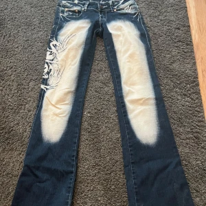 Young age jeans  - Young age jeans, low waist bootcut jeans❤️Lite slitage längst när men inget som syns när man har på sig dem❤️Pris kan diskuteras❤️ Midjemått: 35 Innerbenslängd: 80 Ytterbenslängd: 100