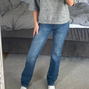 Mörkblå jeans - Jeans från bikbok