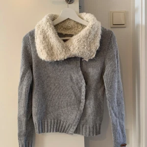 Stickad tröja - Mycket fin med dragkedja och knappar 