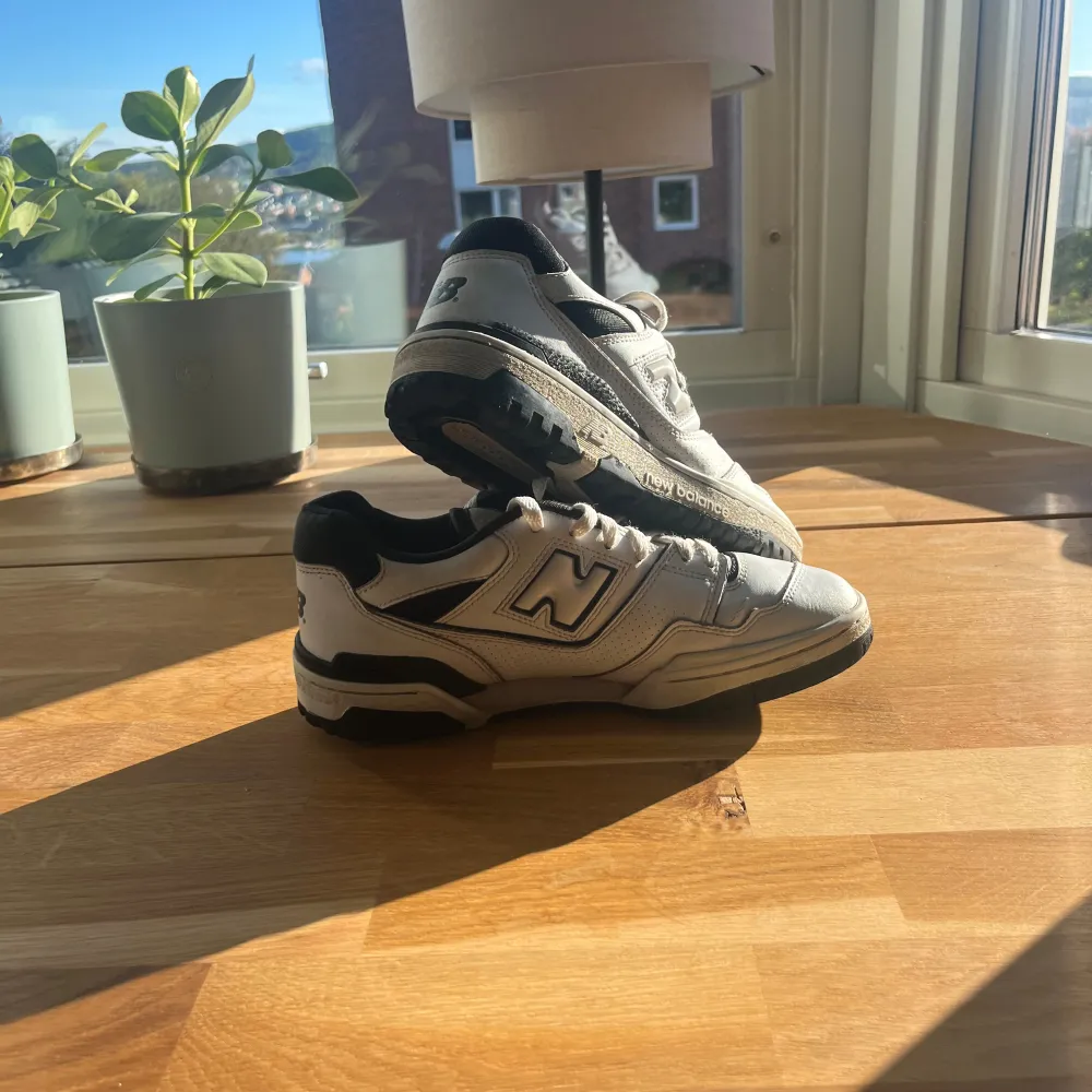 Vita och svarta new balance 550 skor i storlek 40,5. Säljer för de blivit för små, skorna är i bra skick förutom det du ser på sista bilden och priset är 400 men kan diskuteras.. Skor.