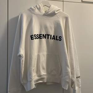 Fear of God Essentials hoodie i vit / off-white färg. Använd mycket sparsamt. 