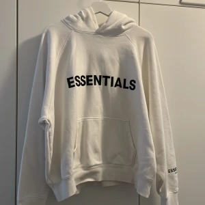Essentials hoodie - Fear of God Essentials hoodie i vit / off-white färg. Använd mycket sparsamt. 