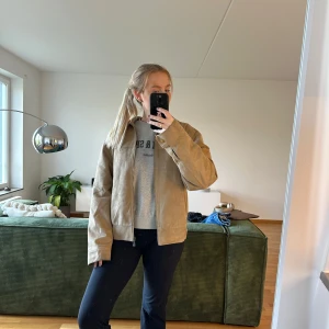 Vintage mocka jacka - Oversized jacka i ”mocka”-liknande material. Osäker på vilket material den faktiskt är gjord av. Har ett litet hål på baksidan.  Står ingen storlek, men jag brukar vanligtvis ha S-M i jackor.