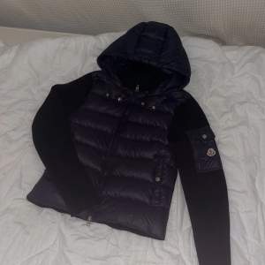 Mörkblå Moncler Cardigan jacka. Fint skick, säljer för att den är för liten. Skriv för mer bilder.