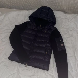 Moncler Cardigan  - Mörkblå Moncler Cardigan jacka. Fint skick, säljer för att den är för liten. Skriv för mer bilder.