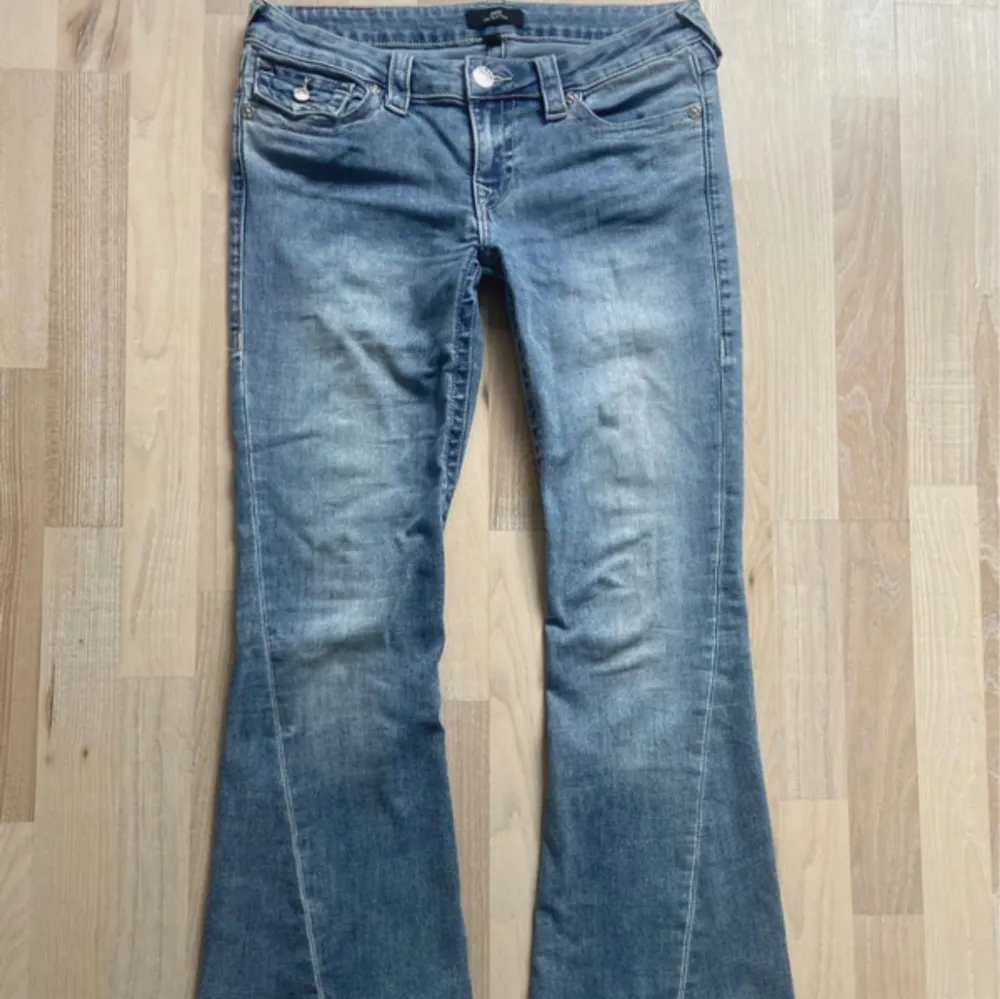 Jeans från true religion som är nästan oanvända 🩷🩷 Storlek 26 och innerbenslängden är ca 81cm. Jeans & Byxor.