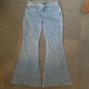 Lågmidjade jeans - Coola lågmidjade jeans från hm! Säljer då de är för stora💕 Midjemått: 38cm Innerbenslängd: 79cm De är helt nya och lappen är kvar. Nypris 400kr