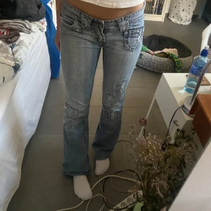 Lågmidjade jeans - Ascoola lågmidjade jeans från Fishbone:)  Midjemått: 38cm Innerbenslängd: 77cm 