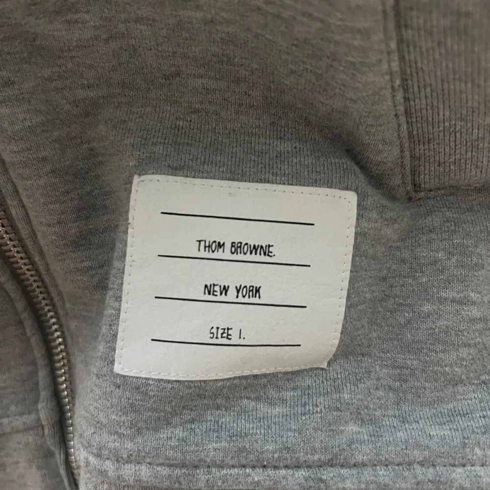 Säljer denna skitsnygga thom browne zip up.  Skick: lika gott som nyt  Det är bara till att skriva vid intresse!. Hoodies.