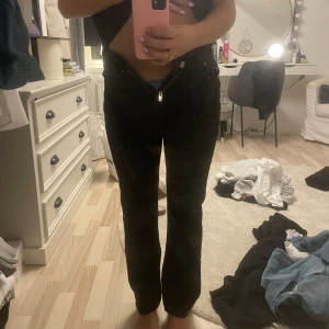 Svarta jeans från Never Denim - Säljer ett par svarta jeans från Never Denim. De har en straight passform och är i storlek Waist 25 och Length 30. Dom har blivit för små för mig de är därför jag säljer dom 🥰 Dom är från BikBok (Never denim) 😇