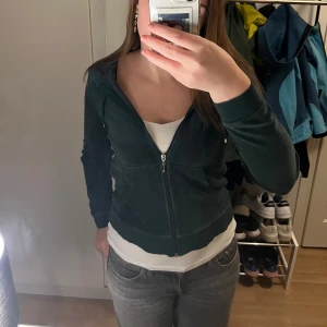 Mörkgrön y2k zip up  - Säljer en snygg och bekväm mörkgrön y2k zip up. Perfekt för en avslappnad stil och passar bra till jeans eller leggings. Den är i bra skick och är storlek S💗