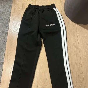 palm angels byxor  - bra skick, inte använt många gånger