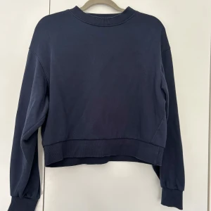 Sweatshirt  - Marinblå sweatshirt från weekday 