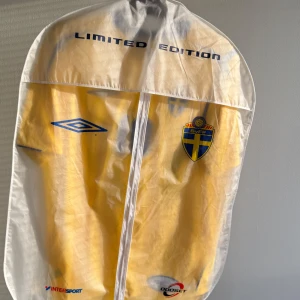 Limited Edition Ibrahimovic - Limiterad sverigetröja med Zlatan Ibrahimovic på ryggen. Storlek L Helt ny med lapp och skydd