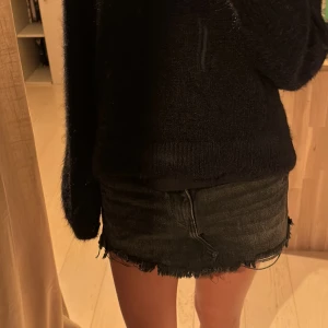 Jeanskjol  - Jättesnygg svart jeanskjol💕 säljer då den inte kommer till användning längre. Jättefin till hösten💕