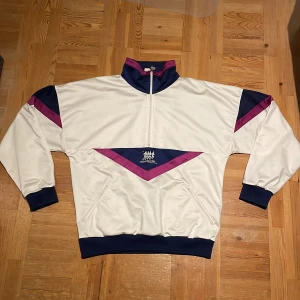 Half zip tröja - Half zip tröja med fickor i snygga 80-tals färger. Riktigt skönt material‼️Väldigt bra skick, några pyttesmå fläckar på vänster arm, syns på sista bilden. Det är bara att skriva om du undrar något‼️