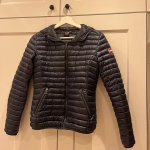 Colmar jacka - Superfint skick, perfekt höst och vår jacka! Det står i jackan att den är storlek 44 men den har ett annat lands storlekar men den sitter som en xs.