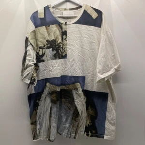 Oversized T-shirt Acne Studios  - Så cool oversized tröja från Acne Studios. Älskar denna tröja men kan inte riktigt bära upp den så den får gå vidare till någon annan.   Knappt använd   100% Bomull   Riktigt kap, köp!! 😊