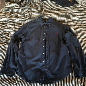 Ralph Lauren Skjorta - Hej, säljer nu min helt (NYA) Polo Ralph Lauren skjorta. Riktigt schysst och sjukt fet.  Nypris (1900kr)