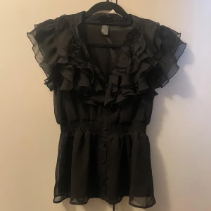 Volangblus hm - Bra skick och jättefin