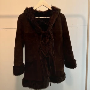 70-tals jacka - Fodrad och varm jacka från 70-talet.  Frågan en vintagebutik i Norge. Mocka/fejkpäls och väldigt bra skick🤎 Kan mötas upp i Stockholm!