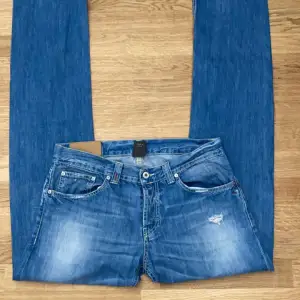 Riktigt schyssta Dondup Jeans med goa slitningar och ett unikt dondup märke på vänstra låret.  Size 32