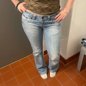 Lågmidjade jeans 💓 - Så snygga men passade inte mig 💓  min kompis på bilden är 167!  Innerbenslängd: 83 Midjemått: 38,5