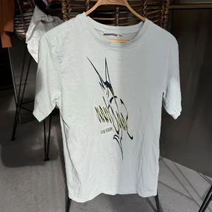 T-shirt - T-shirt med tryck från weekday, storlek S. Skulle säga att den är oversized i storleken. Färgen är väldigt ljus/neutral turkos