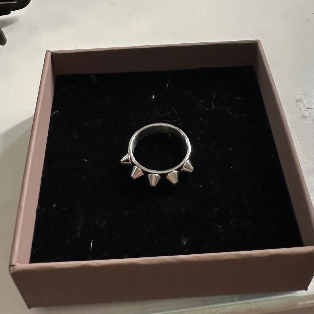 Populära Edblad peak ring i silver, säljer då jag inte använder silver längre. Accessoarer.