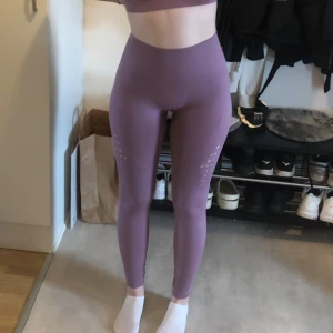 Gym Shark set - lila gymshark set!! Jättefint förutom ett litet hål på rumpan, loggorna håller på att lossna lite. Padsen till toppen saknas