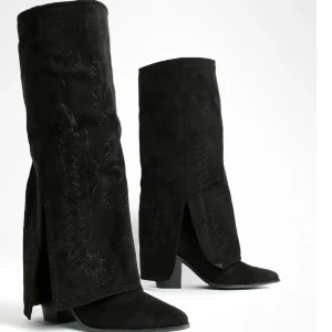 Stövlar  - Helt nya svarta stövlar. Säljer efter som jag har för många. Köpta för 600, säljer för 400kr. Storlek 38