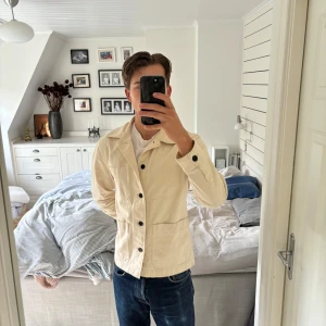 Höstjacka - Beige höst jacka/overshirt från hm  Inte använd alls och som helt ny. Inköpt ny för ungefär 700kr.  Storlek M. 